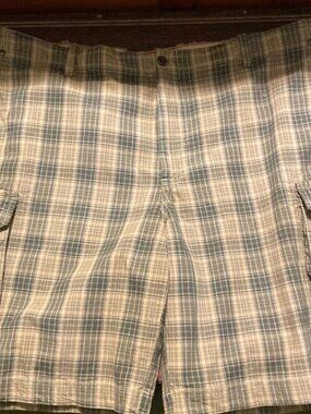 EUC Izod Men’s Plaid Cargo Shorts Sz 42